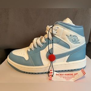 Nike 2022
Wmns Air Jordan 1 Mid 'University Blue' size 5